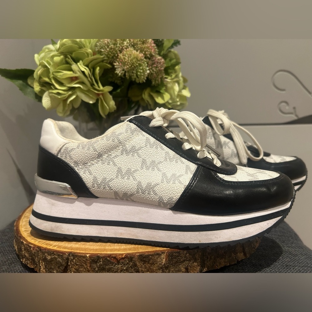 Michael Kors Monique Knit Trainer Sneakers Black/Optic White Women’s 6 - Picture 2 of 10